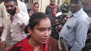 हॉस्पिटल रोड स्थित अपूर्वा हॉस्पिटल के बाहर मौजूद परिजन व लोग