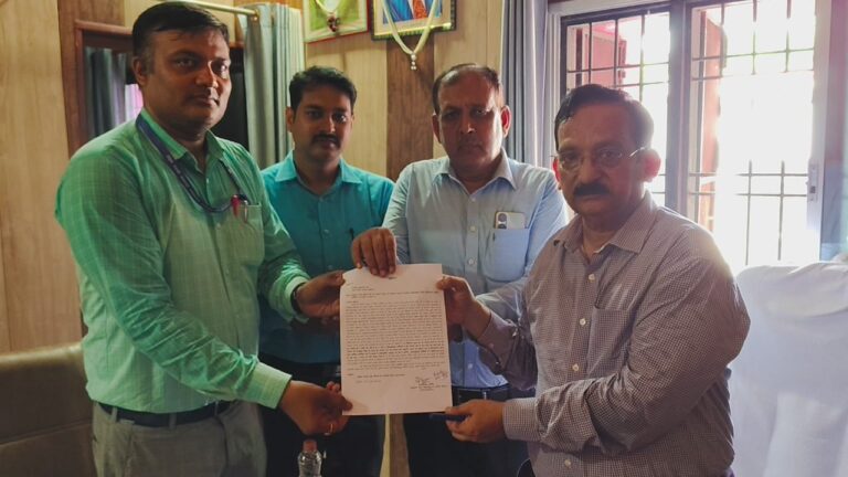 बलिया से मुख्यमंत्री को भेजा गया ज्ञापन – आयुष्मान भारत योजना के डीआईयू कर्मियों का दर्द, बोले 7 साल से नहीं बढ़ा मानदेय