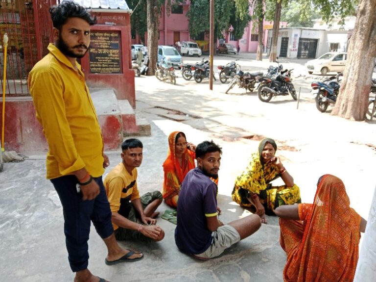 Ballia Breaking :- अज्ञात पिकअप की टक्कर से महिला की मौत, दो घायल