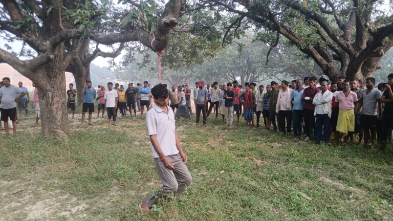 वाराणसी: आम के पेड़ से लटका मिला युवक का शव, पुलिस जांच में जुटी