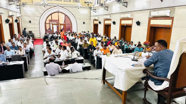 वाराणसी नगर निगम सदन में 1631.52 करोड़ का पुनरीक्षित बजट पेश, अधिकारियों के अधूरे जवाब पर कार्यवाही स्थगित