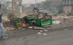 दुर्घटना ग्रस्त टेम्पू