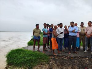 ballia-bhojpurwa-villagers-dismantling-houses.webp