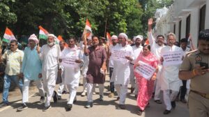 ballia-farmers-dap-fertilizer-issue.webp