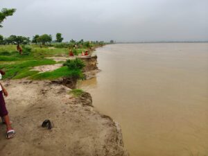ballia-bhojpurwa-villagers-dismantling-houses.webp