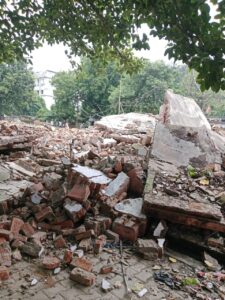 ballia-zila-hospital-ccu-construction-employee-protest-quarter-demolition